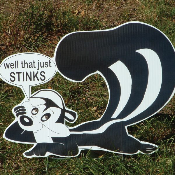 sk1_skunk_stinkin_yard_greetings_cards_lawn_signs_happy_birthday_over_hill