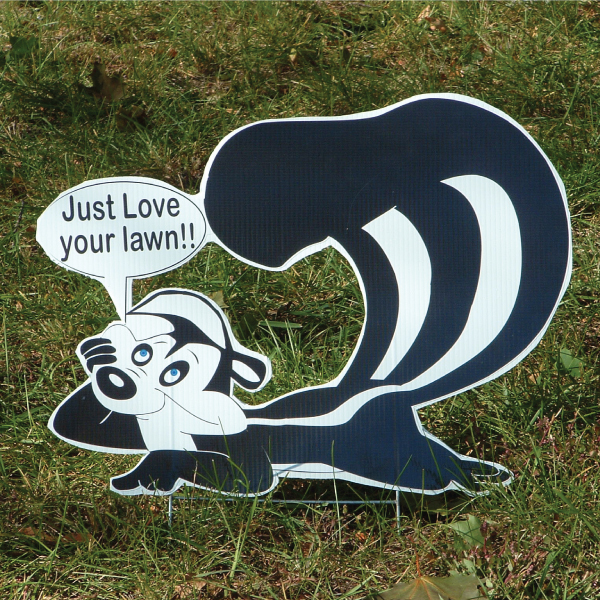 sk2_skunk_stinkin_yard_greetings_cards_lawn_signs_happy_birthday_over_hill
