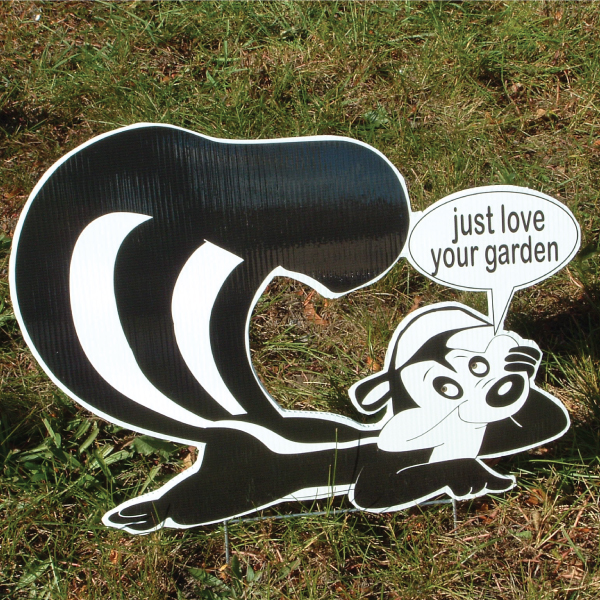 sk9_skunk_stinkin_yard_greetings_cards_lawn_signs_happy_birthday_over_hill